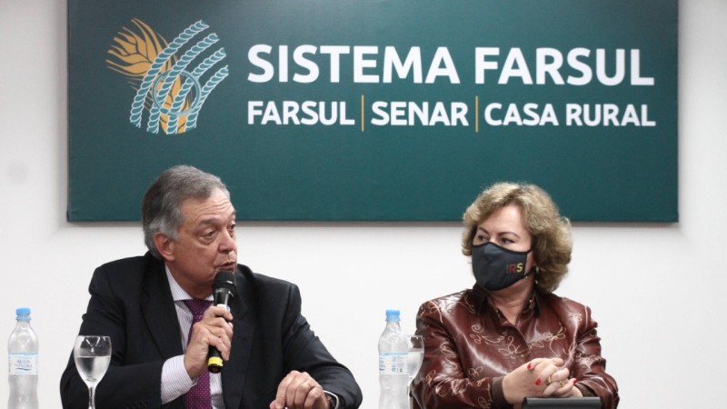 Secretária Silvana Covatti e o Ministro de Agricultura, Pesca y Ganaderia do Uruguai, Fernando Mattos
