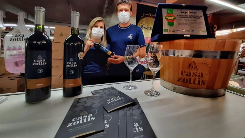 Daniela e Juliano seguram o Merlot vencedor: adição do vinho no estoque da Expointer foi decidida na última hora