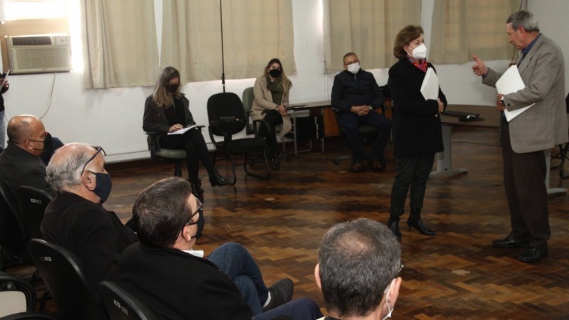 Em julho, Rog&eacute;rio Kerber (d) entregou &agrave; secret&aacute;ria Silvana minuta de projeto de lei