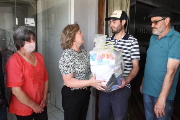 Kit de Boas Práticas entregue ao produtor Luan Guimarães, da Fazenda Morro Grande