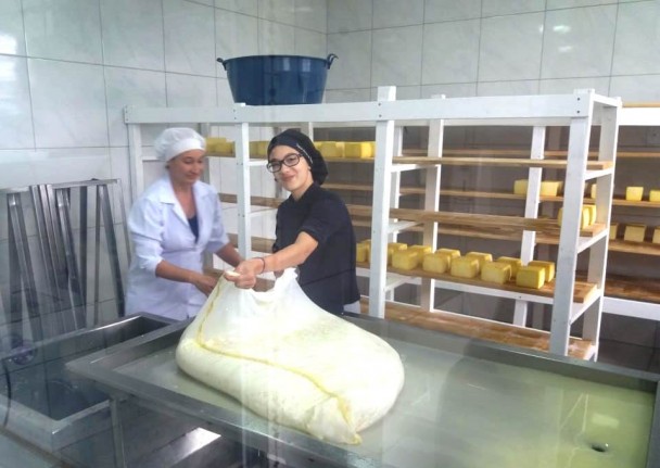 Carla e a filha Nátaly durante processo de fabricação do produto