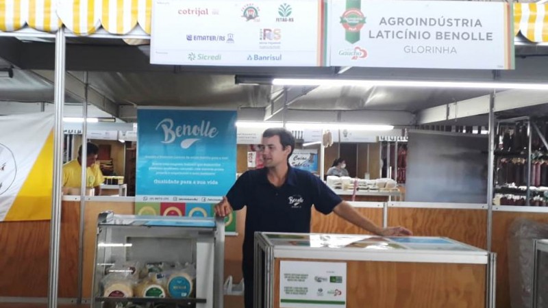 Laticínio Benolle expõe na feira queijo colonial orgânico e iogurte