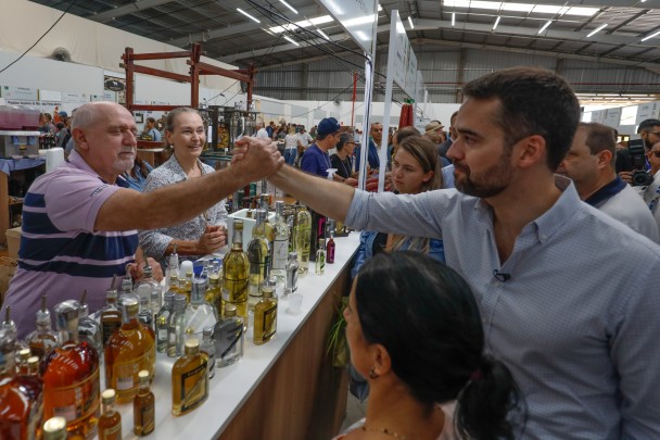 Governador percorreu estandes e falou com produtores, que afirmaram que negócios superaram as expectativas