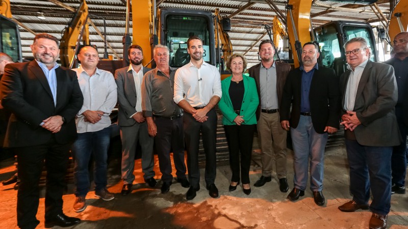 Cerimônia de entrega de rolos e escavadeiras no Parque Assis Brasil, em Esteio
