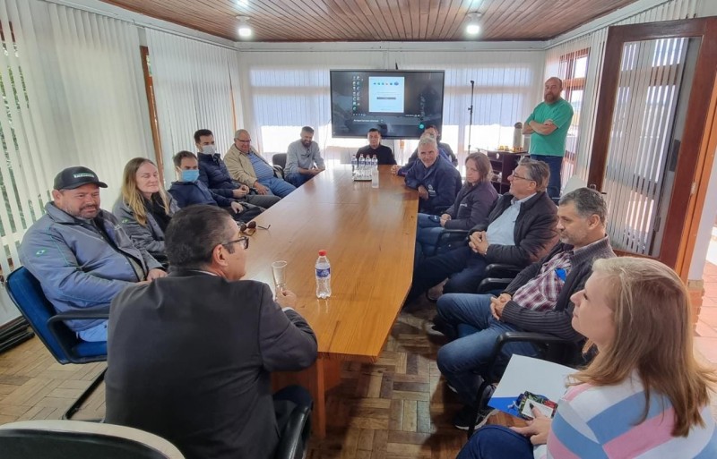 Reunião com o prefeito de Encruzilhada do Sul sobre a abertura da colheita da noz-pecã