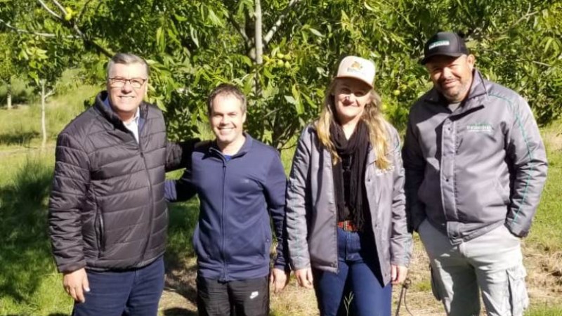 Produtora Marlei Pranke é a proprietária do Rancho das Águas, onde ocorrerá a abertura da colheita de noz-pecã em 2022