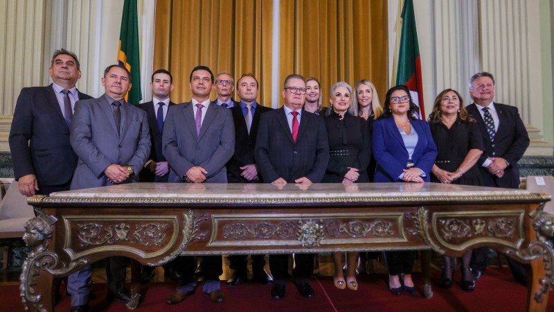 Foto oficial dos novos secretários com o governador