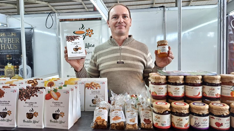 Roberto apresenta na feira sua variedade de chás orgânicos e geleias da Produtos Lilien