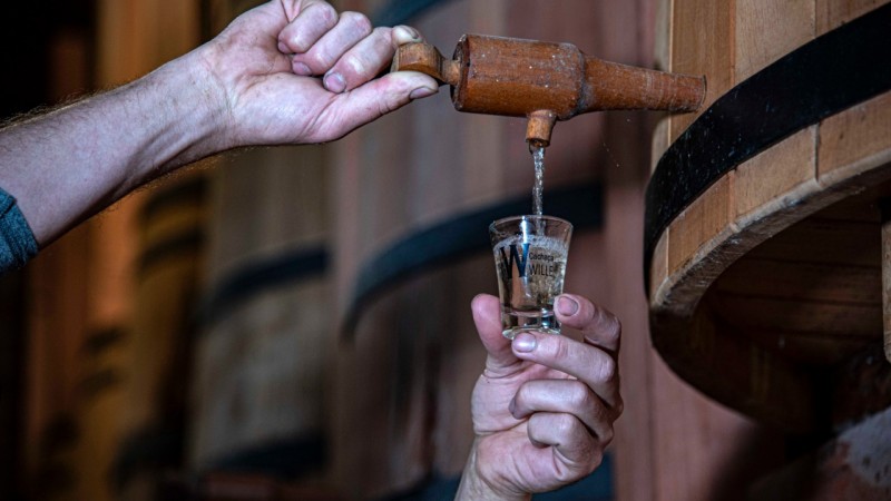 pessoa servindo cachaça