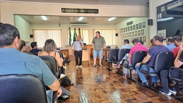 Secretário da Agricultura de Ilópolis, Jurandir Marques (à esquerda), e Clóvis Roman, presidente da AA Eva-Mate, durante reunião do Grupo Gestor