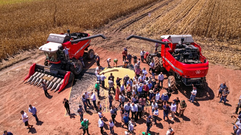 Foto área mostrando autoridades durante a coheita do milho