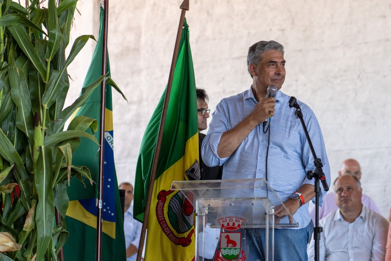 Na foto, secretário da Agricultura Giovani Feltes em seu pronunciamento durante a solenidade de abertura da colheita do milho