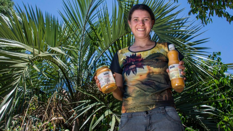 Franciele mostra os produtos da agroindústria a polpa e o suco de butiá Foto Fernando Dias Seapi