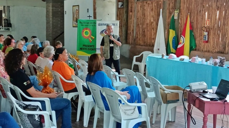 O fotógrafo da Seapi, Fernando Dias, palestrou para mulheres rurais sobre o queijo serrano Foto Divulgação Seapi