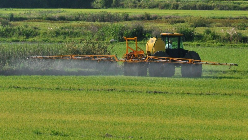 aplicação de agrotóxico na lavoura