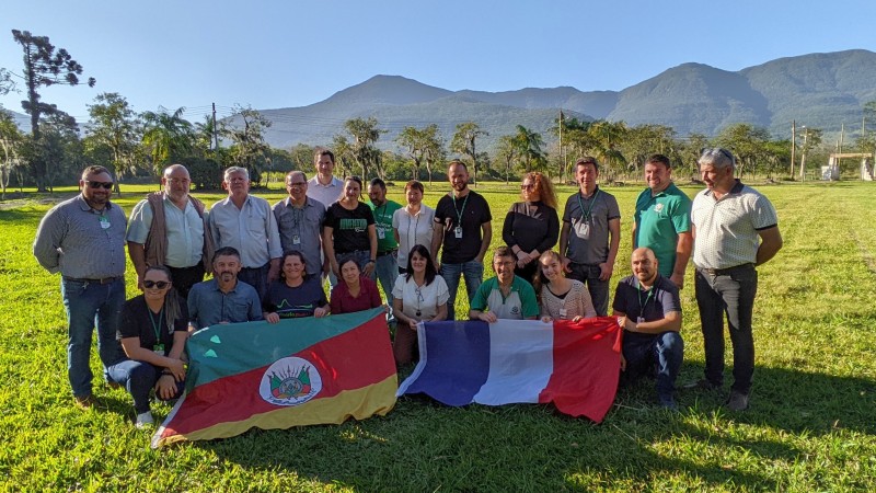 Comitiva francesa visitou o Centro de Pesquisa em Agricultura Familiar da Seapi, em Maquiné