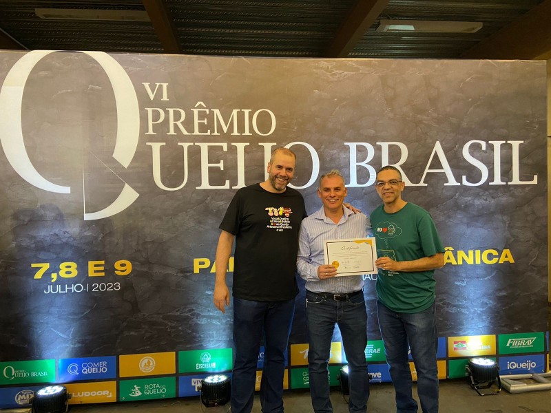 André (ao centro) conquistou medalha de ouro com o queijo Flor