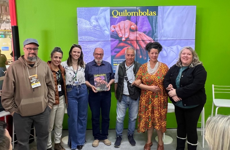 Os autores Rodrigo Martins (esq), Larissa Bueno, Bruna Roldan, Luiz Fleck, Fernando Dias, Regina Miranda e Denise Kroeff - Foto: Vitória Reis/SDR