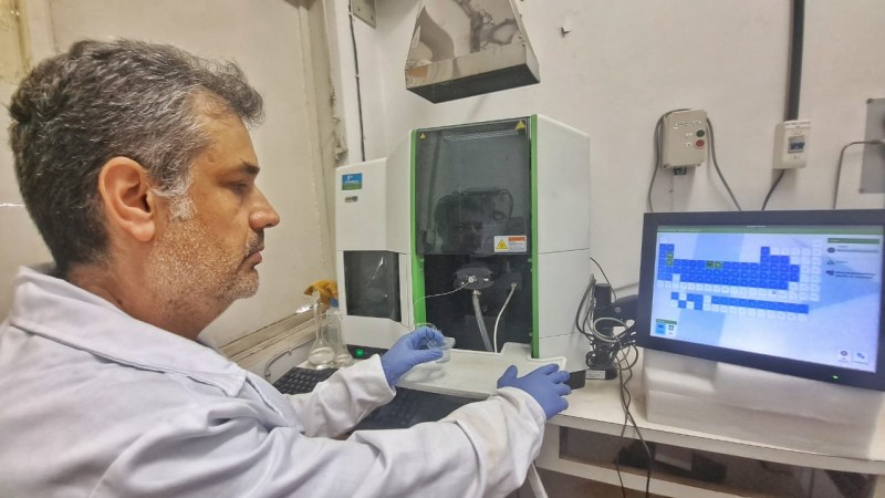 Pesquisador Bruno Lisboa, no Laboratório de Química Agrícola, em Porto Alegre/RS