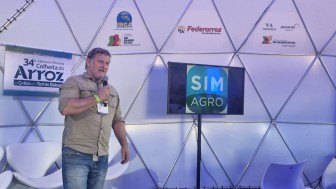Meteorologista Flávio Varone apresentando o Simagro, na Arena Digital