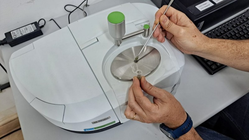 Equipamento FTIR (espectroscopia no infravermelho por transformada de Fourier), do Laboratório de Química Agrícola do DDPA