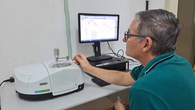 Pesquisador Luciano Kayser com equipamento FTIR no Laboratório de Química Agrícola do DDPA