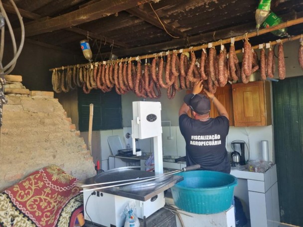 Em um dos locais, havia produção clandestina de embutidos