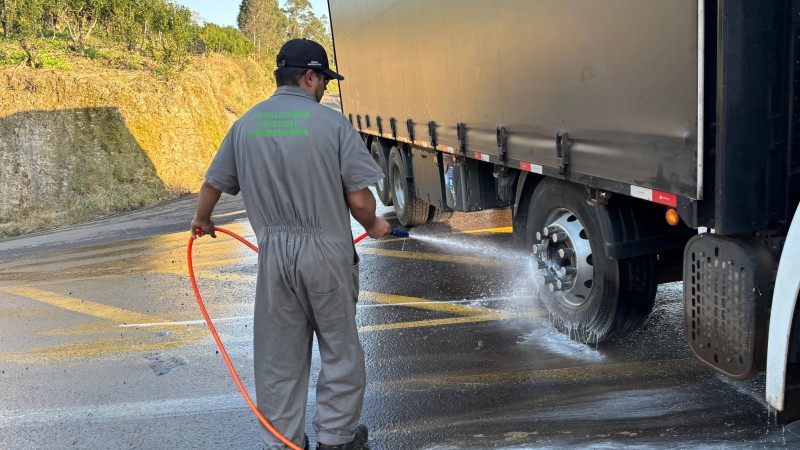 Desinfecção de veículos faz parte de ações realizadas nas barreiras sanitárias