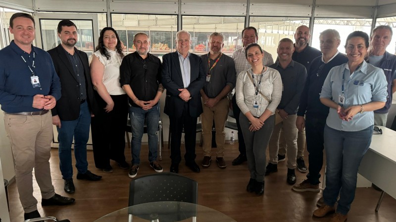 O secretário de Desenvolvimento Rural, Vilson Covatti, visitou o pavilhão e conversou com integrantes da comissão organizadora