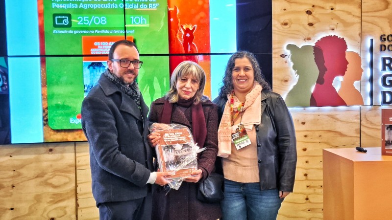 Caio Efron (à esquerda), Sônia Lobato e Luana Cardoso, pres. da Comissão Editorial do DDPA
