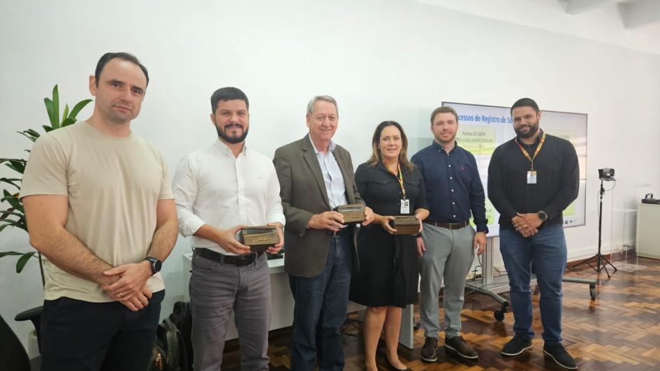 Também foi formalizada a entrega da cópia do Certificado Digital de Depósito de Registro de dois módulos no INPI