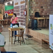 Pesquisadora Andréia Rotta de Oliveira na apresentação sobre as doenças que afetam a acácia