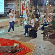 Pesquisadora Rosana Morais, do DDPA/Seapi, apresentando o besouro serrador, uma das principais pragas da acacicultura