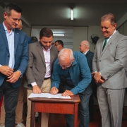 Secretário de Agricultura de Miraguaí, Ivonir Botton, na assinatura do convênio entre a Seapi e o município 