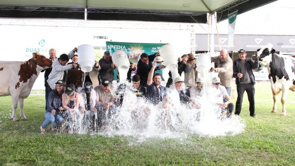 Tradicional banho de leite na Fenasul Expoleite