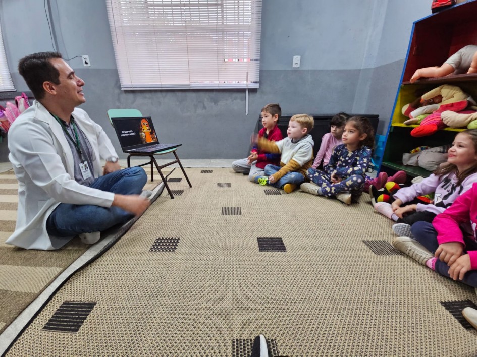 A gripe aviária é tema de ação da educação sanitária da Seapi em escola de Montenegro