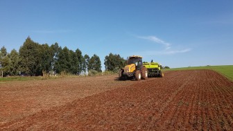 trator em área sem cultivo