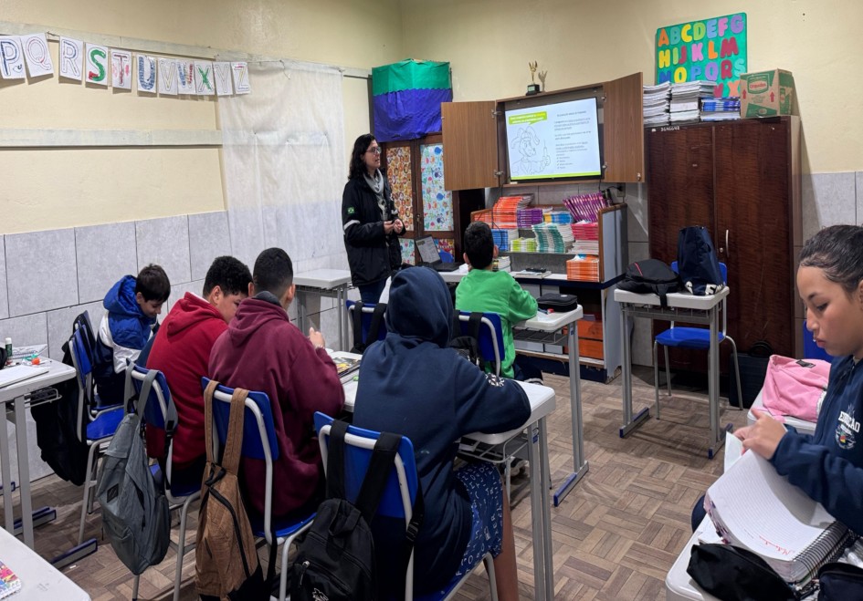 Fiscal da Seapi, Gisane Lanes de Almeida, em encontro com alunos de escola de Santa Maria