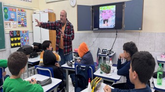 Pesquisador agropecuário Rogério Oliveira Rodrigues com os alunos em escola de Santa Maria