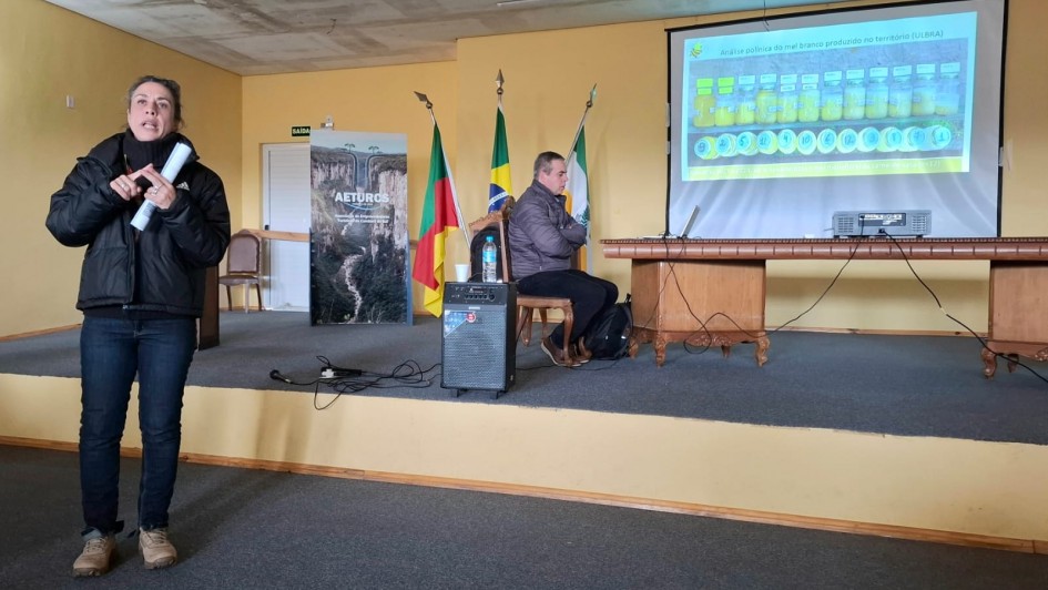 Pesquisadora do DDPA, Larissa Ambrosini, durante encontro da IG do Mel Branco, em Cambará do Sul