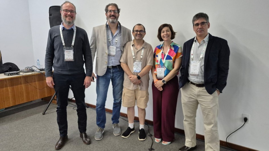 Pesquisador Guilherme Klafke (&agrave; esquerda), com Prof. Vincent Corbel (IRD-Fran&ccedil;a), Dr. Fernando Genta (Fiocruz-RJ), Profa. Leen Delang (KU Leuven, B&eacute;lgica) e Dr. Paulo Can&ccedil;ado (Embrapa-MS).